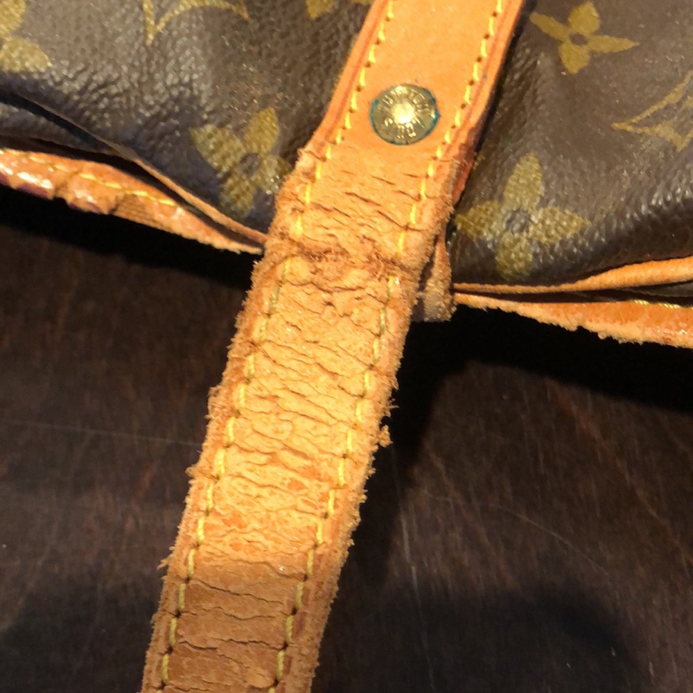 Authentic Louis Vuitton Saumur 30 Crossbody Monogram Canvas - Picture 13 of 17